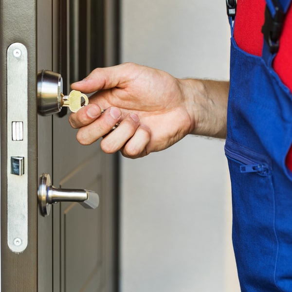 la cerrajería residencial ofrece servicios de instalación y reparación de cerraduras, cambio de llaves y apertura de puertas